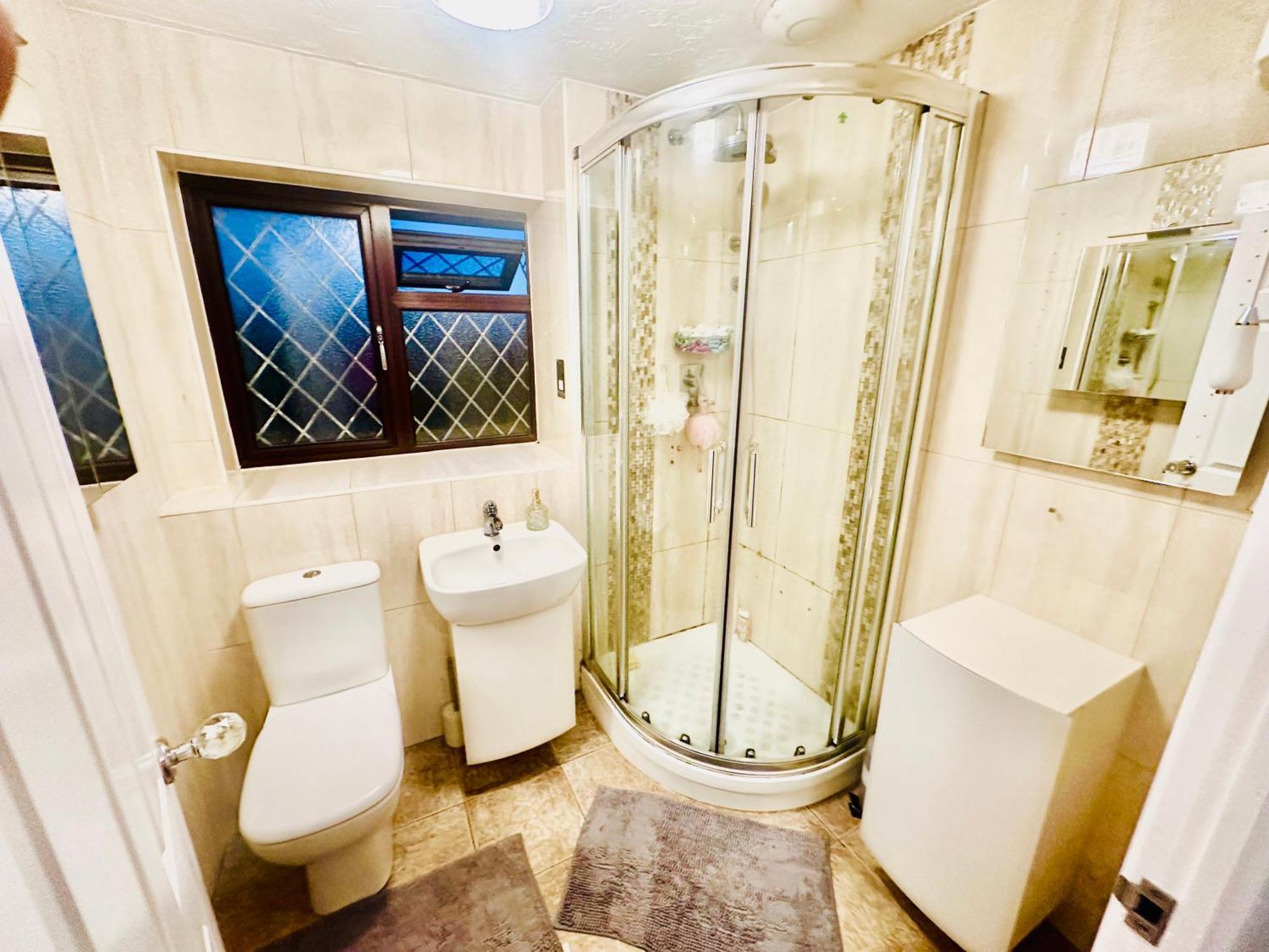 Home Away From Home Swindon Luaran gambar