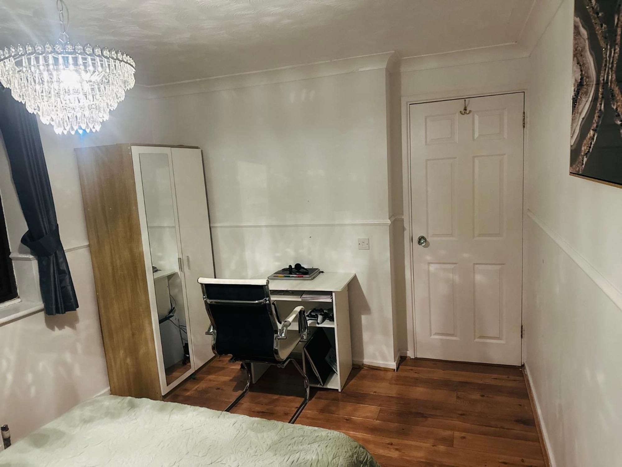 Home Away From Home Swindon Luaran gambar