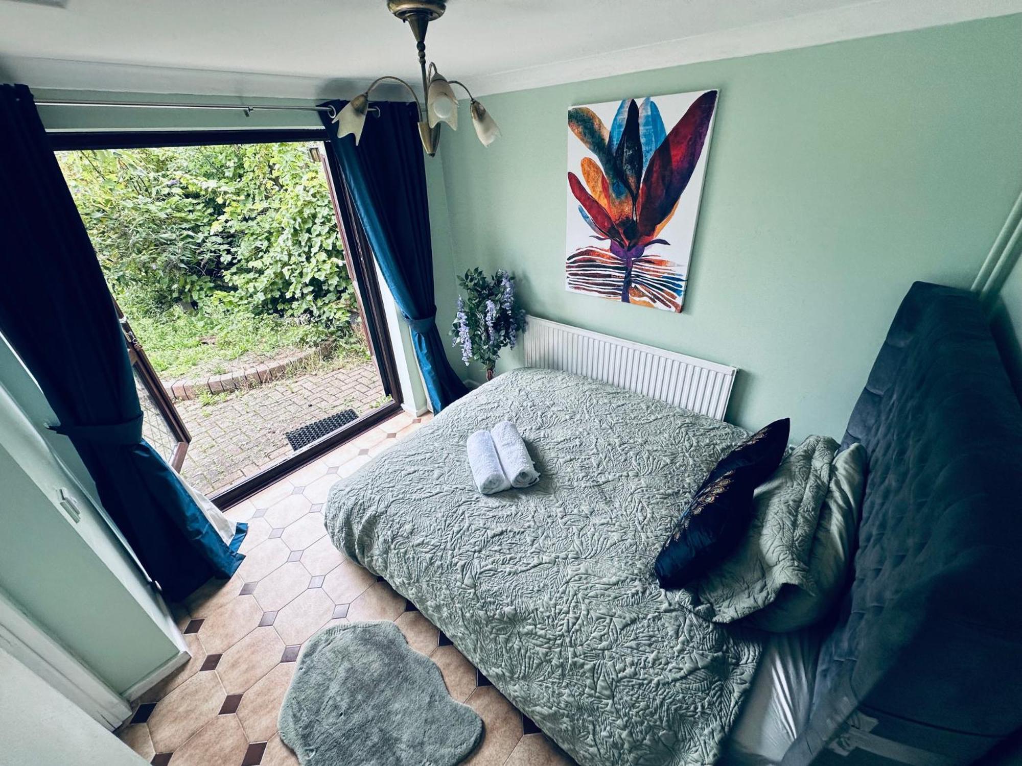 Home Away From Home Swindon Luaran gambar